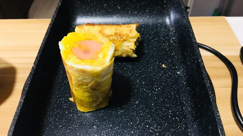 零失败吐司片卷火腿肠,四周全部都要煎至金黄
