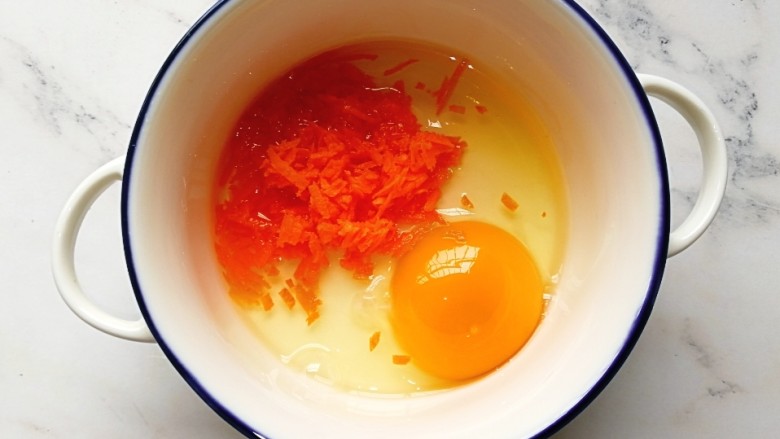 宝宝辅食—香肠馒头抱蛋,一个<a style='color:red;display:inline-block;' href='/shicai/ 9'>鸡蛋</a>打入碗内,加入切碎的胡萝卜,搅拌均匀