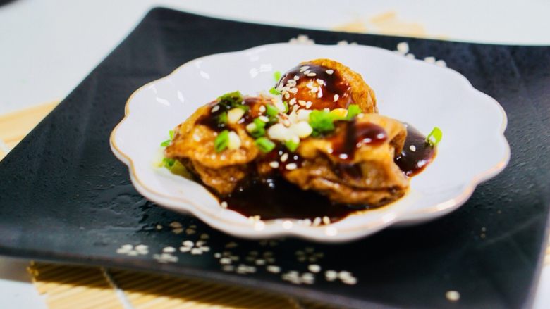 上海菜,油面筋塞肉,再配上一点点白芝麻