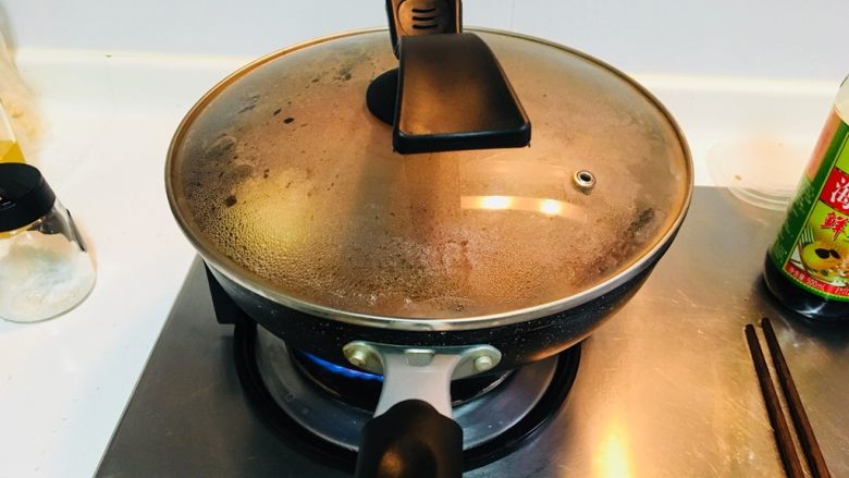 上海菜,油面筋塞肉,放入老抽生抽料酒八角,各种你喜欢的调料,水位高过油面筋,大火烧开,然后关成中火,十分钟