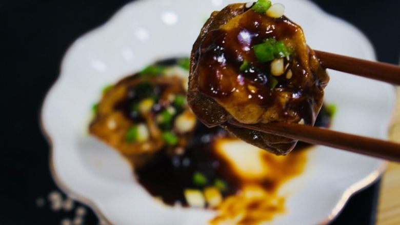 上海菜,油面筋塞肉,筷子夹起一只咬一口