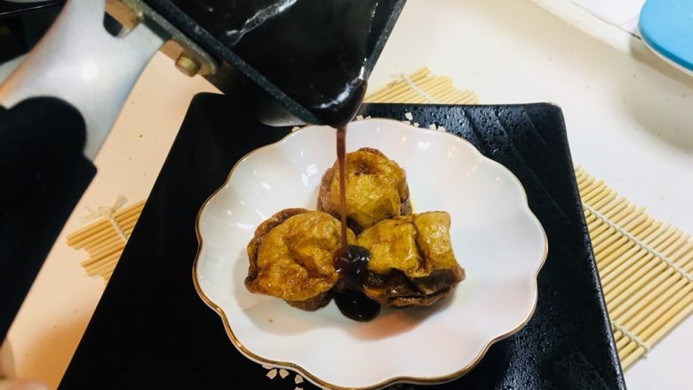上海菜,油面筋塞肉,等到油面筋都瘪了,就是好了,拿出装盘,将汤底加上水淀粉,勾芡