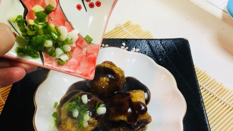 上海菜,油面筋塞肉,撒上万能的小葱花
