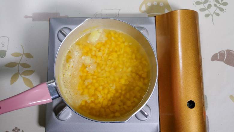 宝宝辅食 6m+ 原味玉米糊,放入锅内煮15分钟左右(我选用的是水果甜玉米,很好熟,如果是用的黏玉米,则需要多煮一些时间)