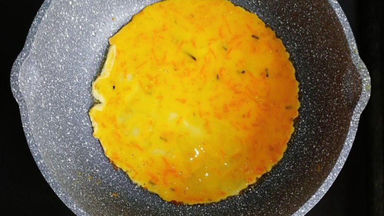 宝宝辅食—香肠馒头抱蛋,锅内刷一层薄薄的油,倒入全部鸡蛋液,晃动锅子摊匀