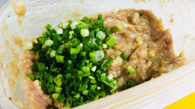 上海菜油豆腐塞肉,除了<a style='color:red;display:inline-block;' href='/shicai/ 483'>油豆腐</a>以外,所有的食材切碎顺时针搅拌在一起