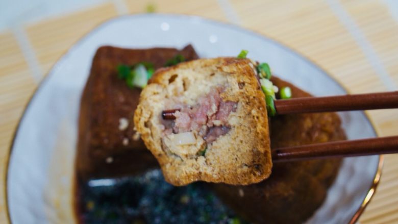 上海菜油豆腐塞肉,咬一口,呀哈哈