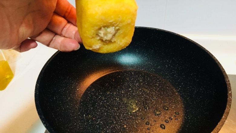 上海菜油豆腐塞肉,锅里少许油,洞口朝下煎一会