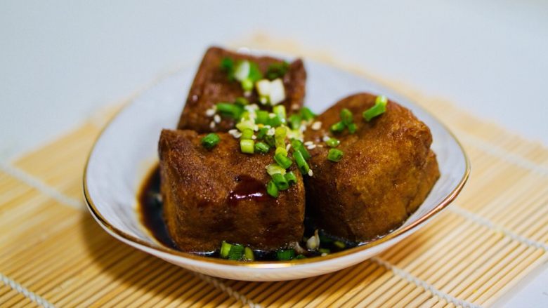上海菜油豆腐塞肉,撒上葱花,白芝麻