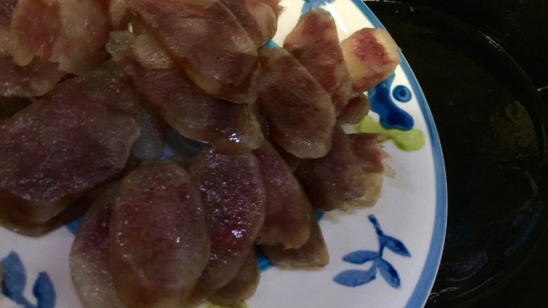 朴素的美味➕西葫芦木耳炒香肠,热锅后加少许食用油润锅,加入香肠片,小火煸炒出油