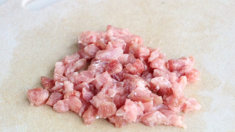 肉末豌豆炒时蔬,肉洗净切成小颗粒,放入大碗里