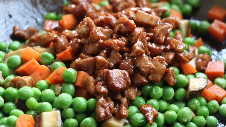 肉末豌豆炒时蔬,最后放入肉末翻炒均匀即可