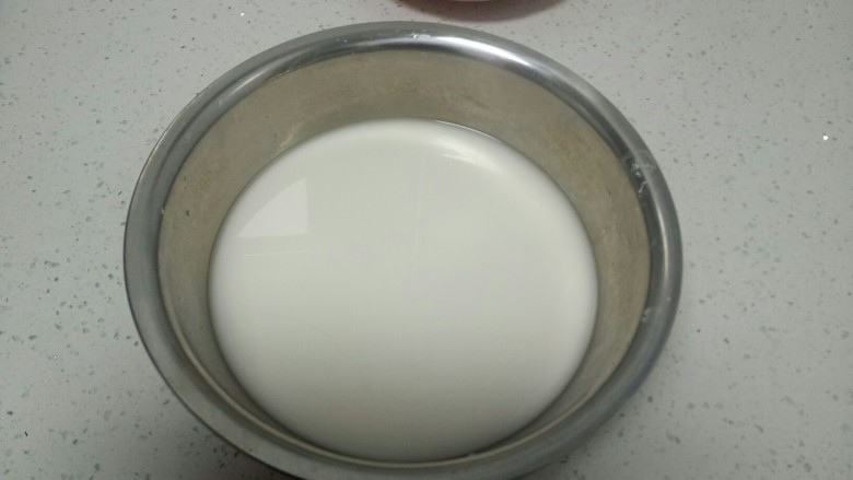 自制凉皮,所有的洗面水都过滤到盆里,静止3小时。