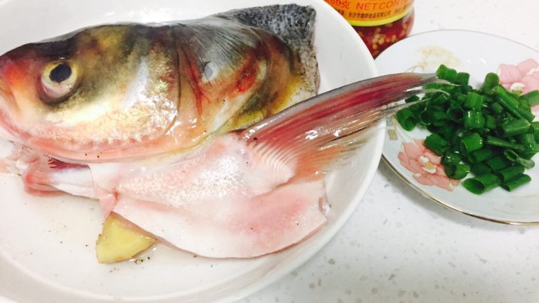 剁椒鱼头,加入料酒,盐,油腌制10分钟