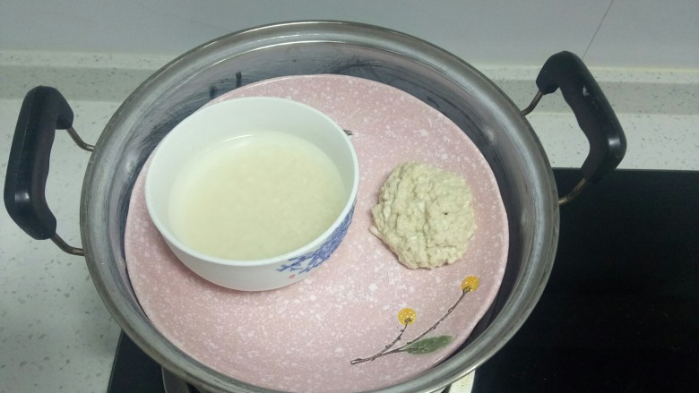 自制凉皮,蒸面筋时,可以放上一碗米,这样可以节约能源。