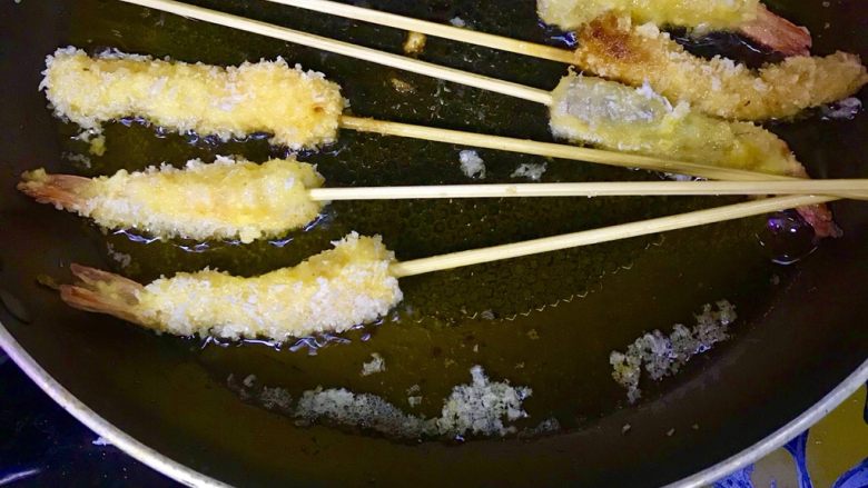 ✨黄金串串虾🦐,煎锅放油热至8成调中小火,放入虾串煎至金黄色捞出