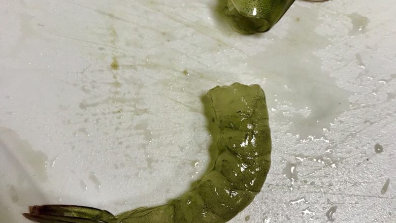 ✨黄金串串虾🦐,切去虾头,剥虾壳,去虾线,留虾尾巴
