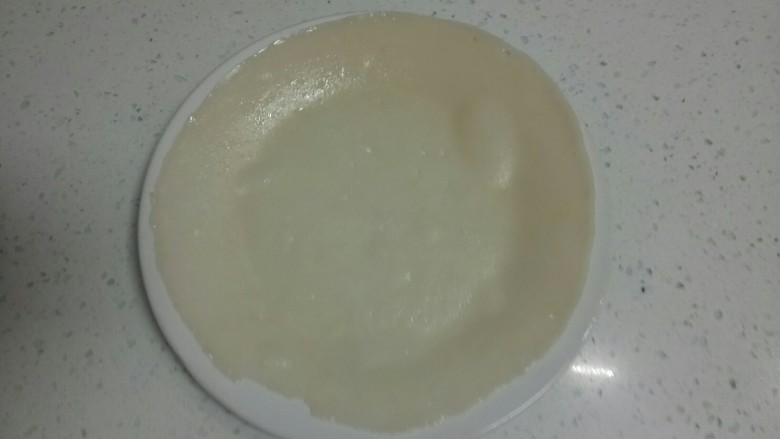 自制凉皮,待面皮晾凉撕起打入抹了油的盘子中,面皮上再抹油,以此类推,这个配方做了5张半。