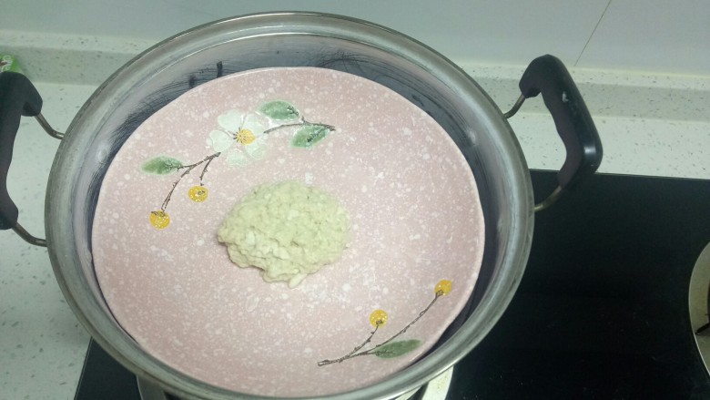 自制凉皮,锅中放入适量水,水开后放入面筋。
