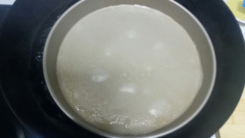 自制凉皮,盖盖蒸3分钟,面皮起大泡就表示熟了。