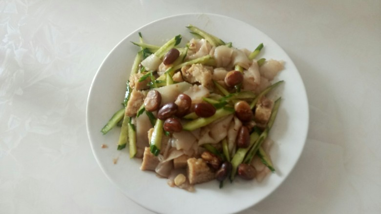 自制凉皮,撒上蚕豆点缀,这个配方看好调了2份。