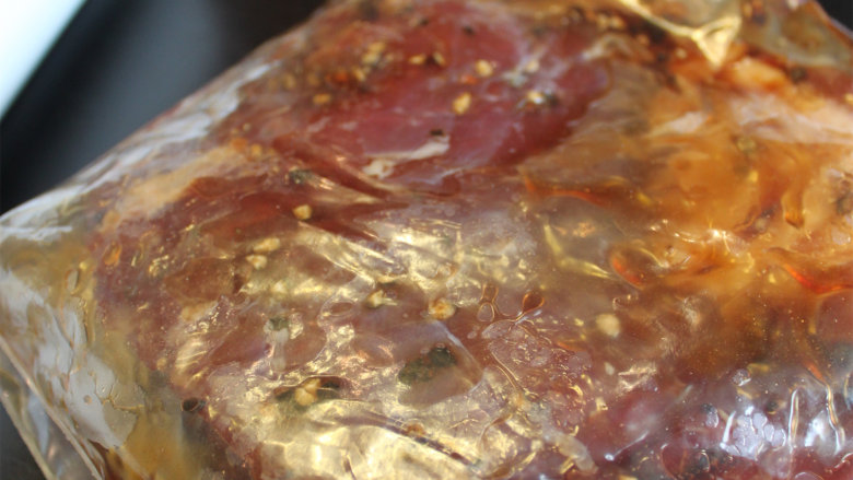 烤牛排配时蔬,<a style='color:red;display:inline-block;' href='/shicai/ 216'>牛肉</a>一块用<a style='color:red;display:inline-block;' href='/shicai/ 134333'>黑胡椒</a>碎，盐1茶勺，<a style='color:red;display:inline-block;' href='/shicai/ 721'>蚝油</a>2汤勺，放在密封袋里腌制3小时以上