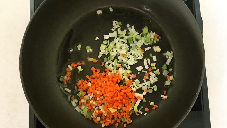 香椿系列之三 香椿炒饭,加入胡萝卜丁,翻炒均匀