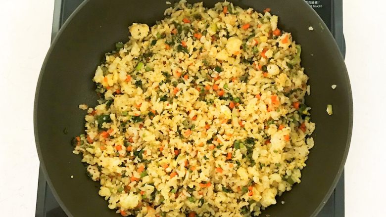 香椿系列之三 香椿炒饭,翻炒均匀即可