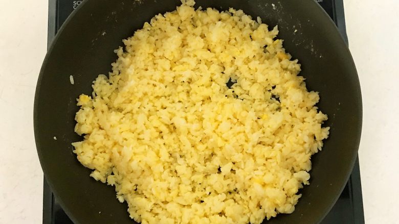 香椿系列之三 香椿炒饭,翻炒均匀,要使每粒米饭都能裹上鸡蛋液