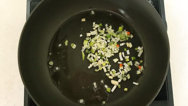 香椿系列之三 香椿炒饭,另起锅,锅烧热后加入大豆色拉油,油烧热后加入葱花