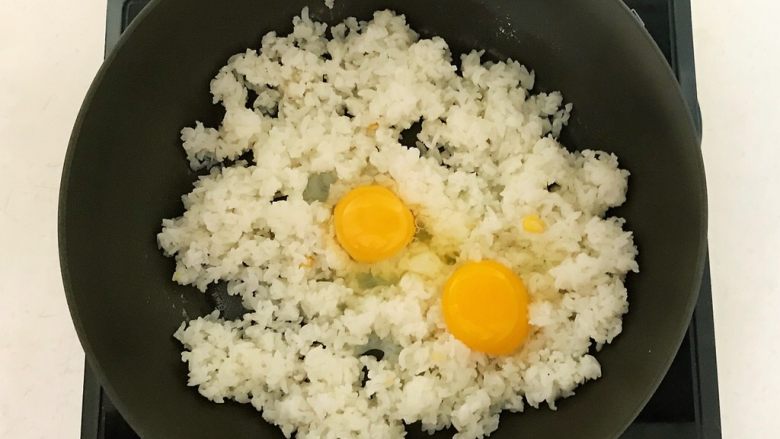 香椿系列之三 香椿炒饭,在米饭中打入2个鸡蛋