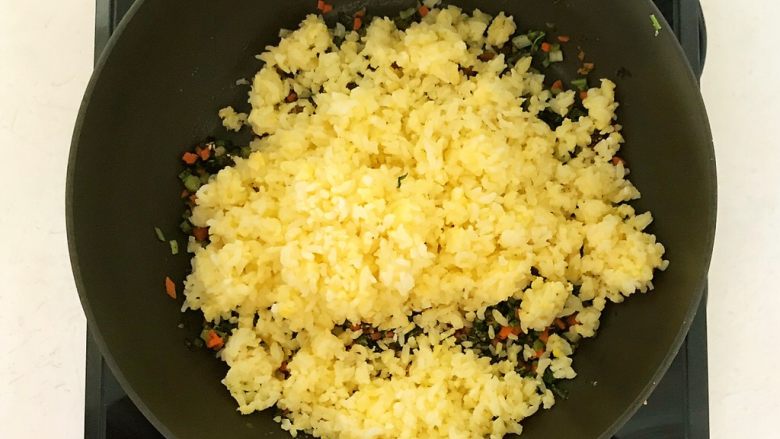 香椿系列之三 香椿炒饭,加入炒好的鸡蛋饭