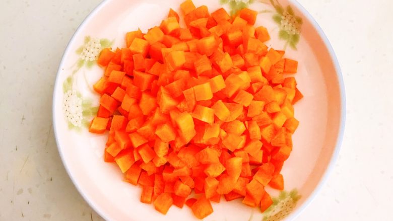 香椿系列之三 香椿炒饭,<a style='color:red;display:inline-block;' href='/shicai/ 25'>胡萝卜</a>切成小丁