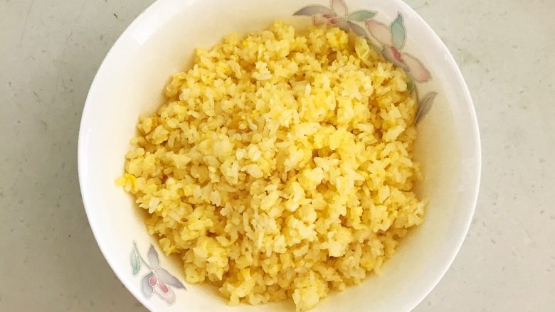 香椿系列之三 香椿炒饭,鸡蛋米饭炒好了