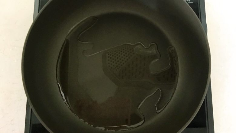 香椿系列之三 香椿炒饭,炒锅烧热后加入大豆色拉油