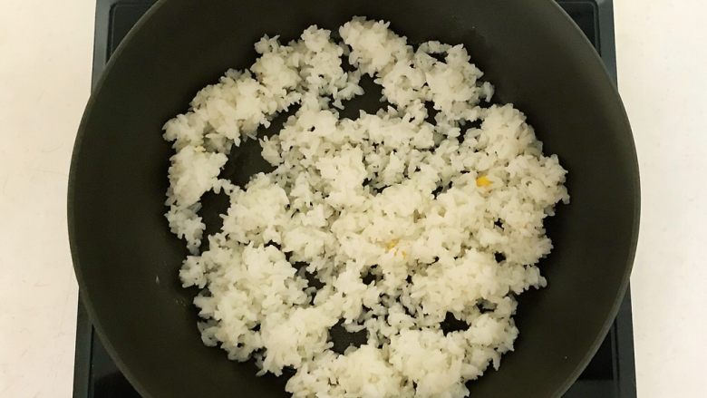 香椿系列之三 香椿炒饭,油烧热后加入米饭,炒散