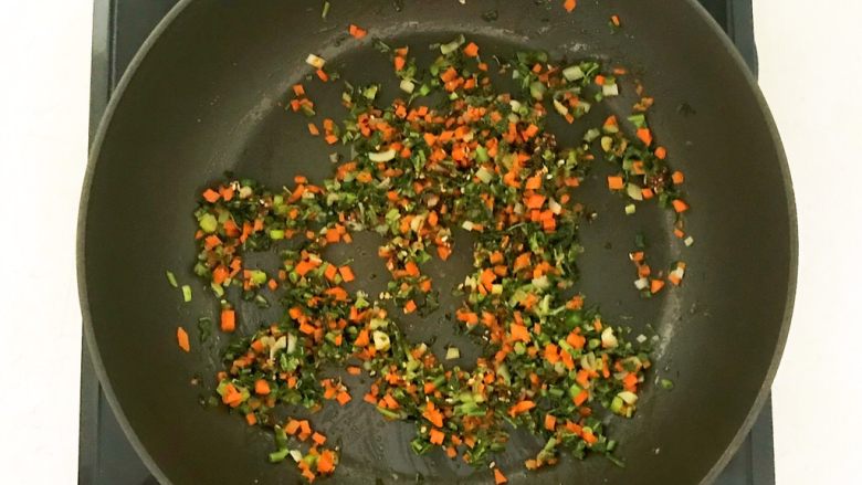 香椿系列之三 香椿炒饭,翻炒炒匀