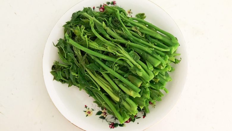 香椿系列之三 香椿炒饭,把焯好的香椿沥干水份