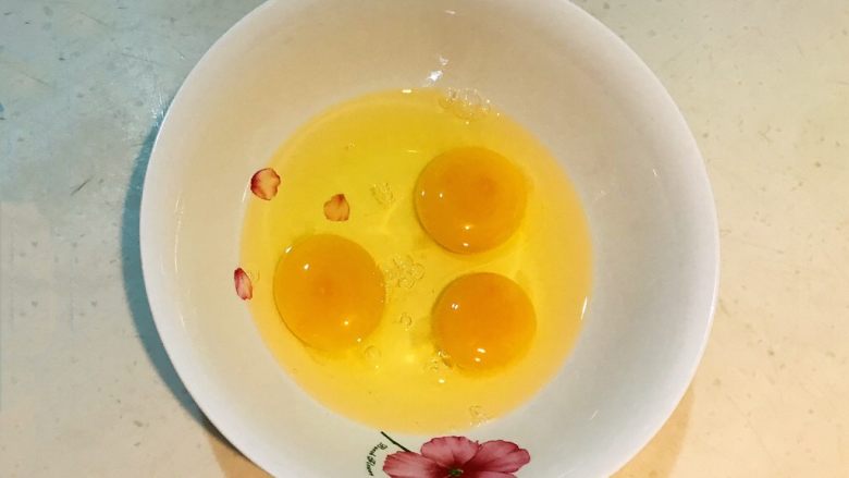香椿系列之二 香椿鸡蛋饼,把鸡蛋液打入碗中