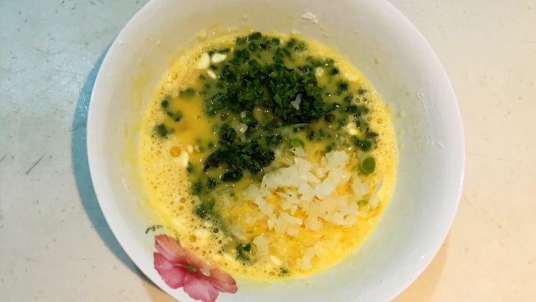 香椿系列之二 香椿鸡蛋饼,加入圆葱丁