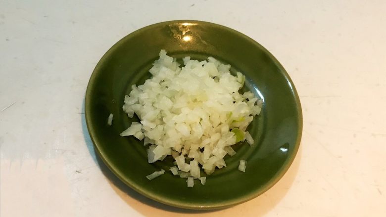 香椿系列之二 香椿鸡蛋饼,把圆葱切成小丁