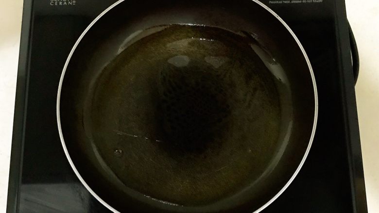 香椿系列之二 香椿鸡蛋饼,炒锅烧热后加入大豆色拉油
