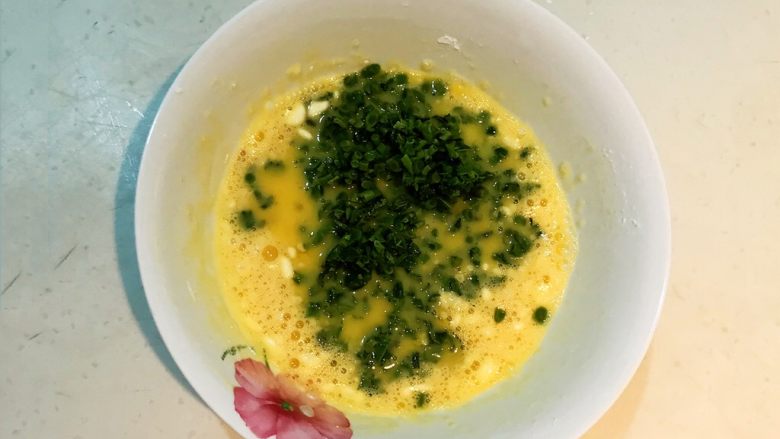 香椿系列之二 香椿鸡蛋饼,在鸡蛋液中加入香椿丁
