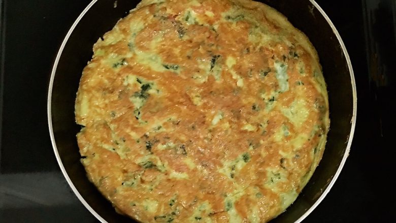 香椿系列之二 香椿鸡蛋饼,煎至两面金黄就熟了