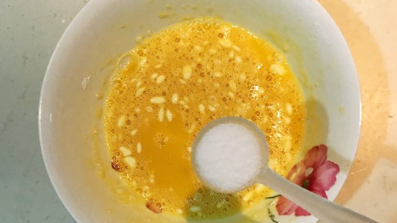 香椿系列之二 香椿鸡蛋饼,加入2克精盐,调匀