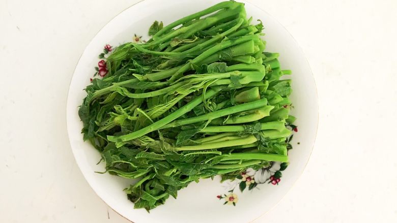 香椿系列之二 香椿鸡蛋饼,沥干水份