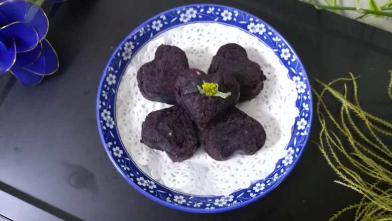 消食健胃的淮山黑米糕,香香的,糯糯的,甜甜的,好吃更营养的淮山黑米糕就做好啦。
这是蒸的,特别适合老人和孩子吃哦。
