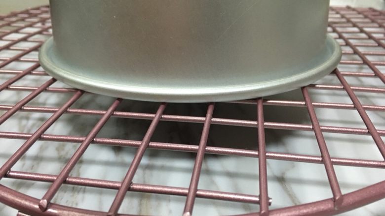 红丝绒双层芝士蛋糕,9.蛋糕烤好立即用隔热手套拿出来,震几下,然后倒扣在冷却架上冷却,晾凉脱模