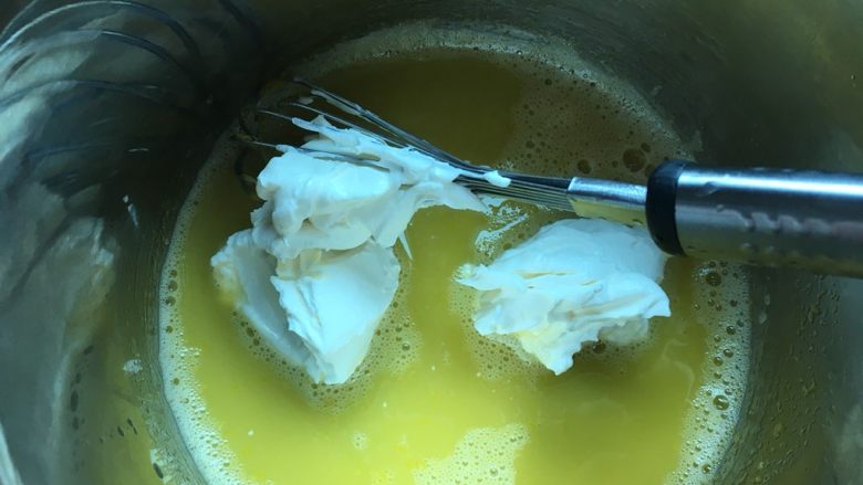 红丝绒双层芝士蛋糕,2.加入马斯卡彭芝士,搅拌均匀,不要搅拌过度