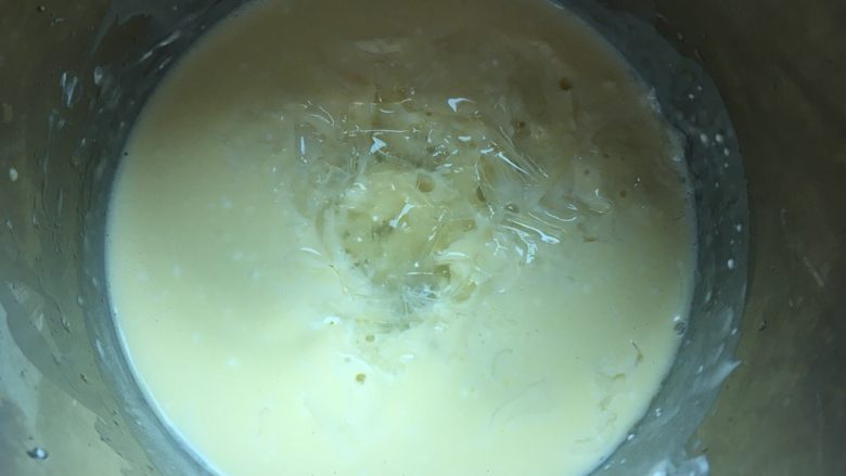 红丝绒双层芝士蛋糕,3. 加入提前用冷水泡软的吉利丁片,搅打至完全融化